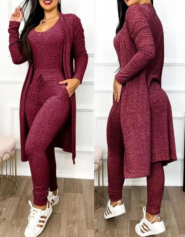 Kvinneklær: Elegant jumpsuit med vide ben, kombinert med lang kåpe for et chic utseende.