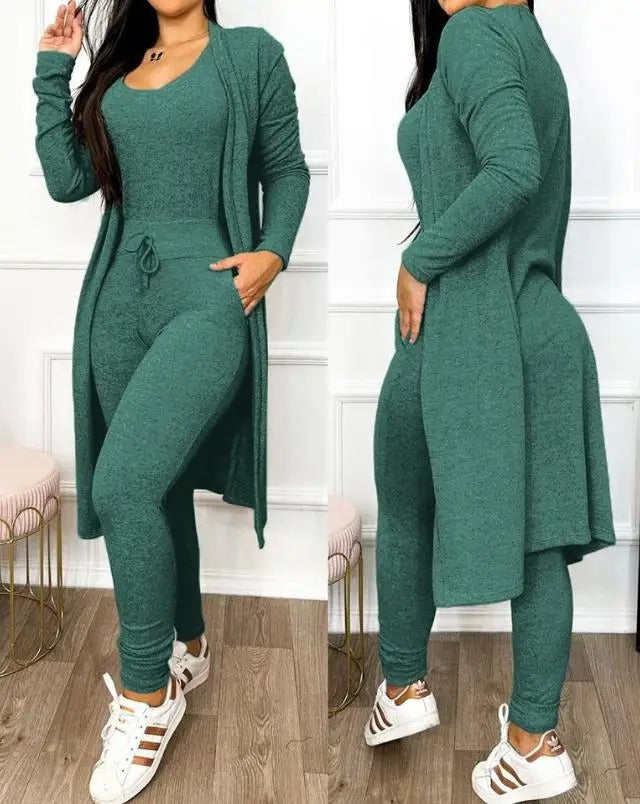 Tekstur av mykt stoff på dame jumpsuit og kåpesett, understreker komfort og kvalitet. Snøring.