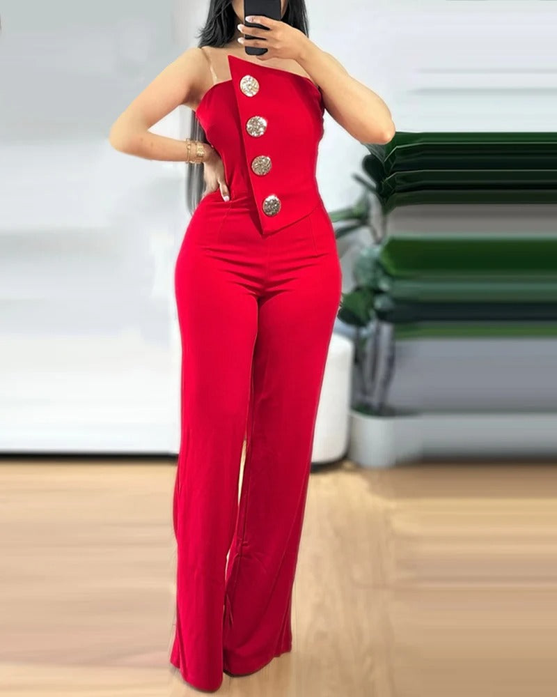 Dame går i en trendy asymmetrisk bandeau jumpsuit. Komfortabelt og elegant kveldsplagg uten stropper.