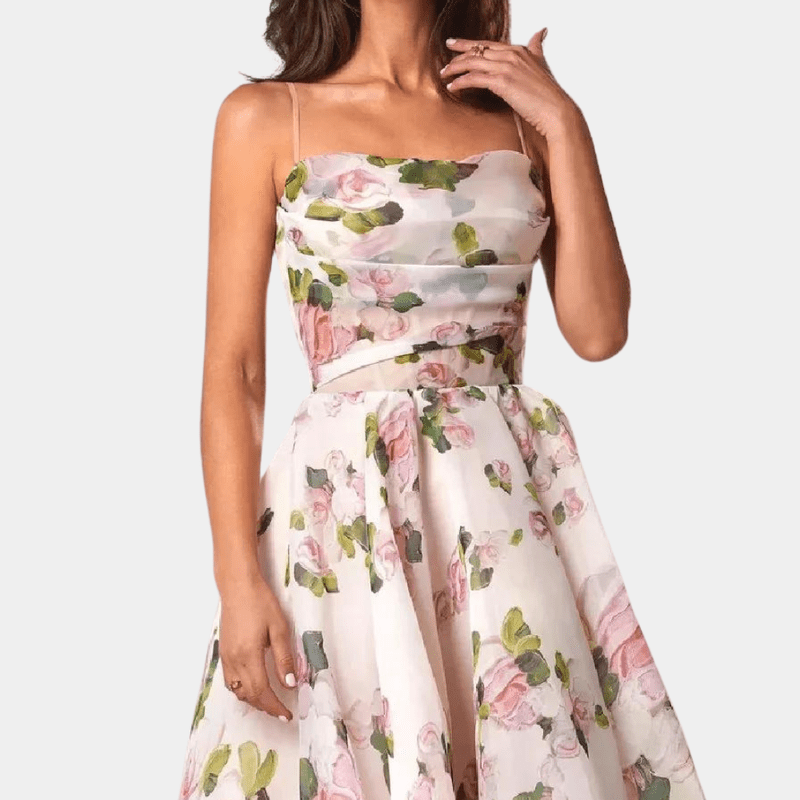Hvit elegant midikjole for dame, komfortabel og pustende, ideell for sommerdager.