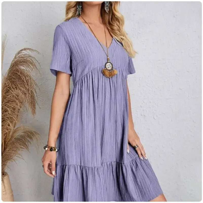 Modell i elegant Dame Peplum V-hals kjole. Flatterende passform med korte ermer, perfekt for sommerfest.
