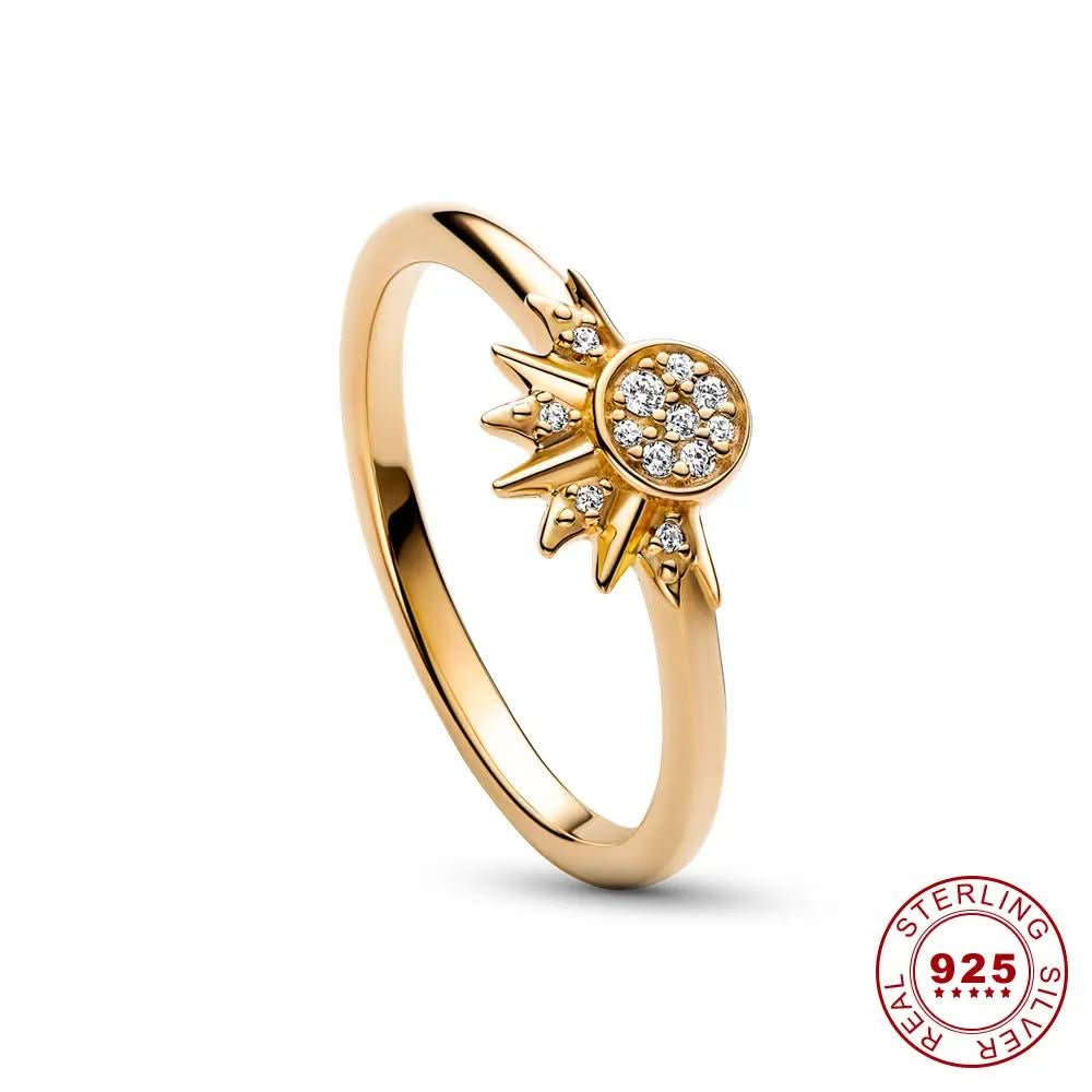 Nærbilde av dame sølvring med intrikat måne- og soldesign. Håndlaget i sterling sølv, en elegant detalj.