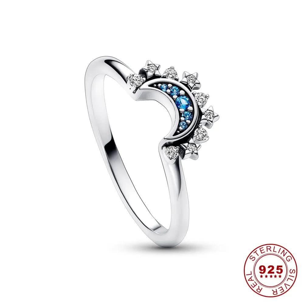Dame sølvring med skinnende måne- og soldesign på fingeren. Elegant sterling sølv smykke for hverdag og fest.