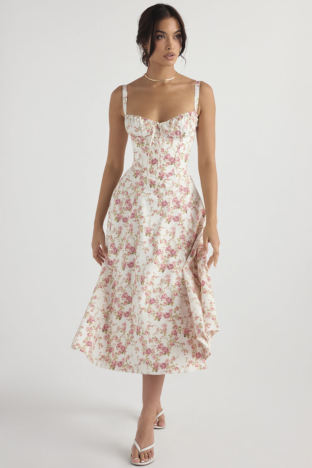 Trendy dame selerkjole med fargerikt sommerlig blomstertrykk. Komfortabel motekjole for kvinner.