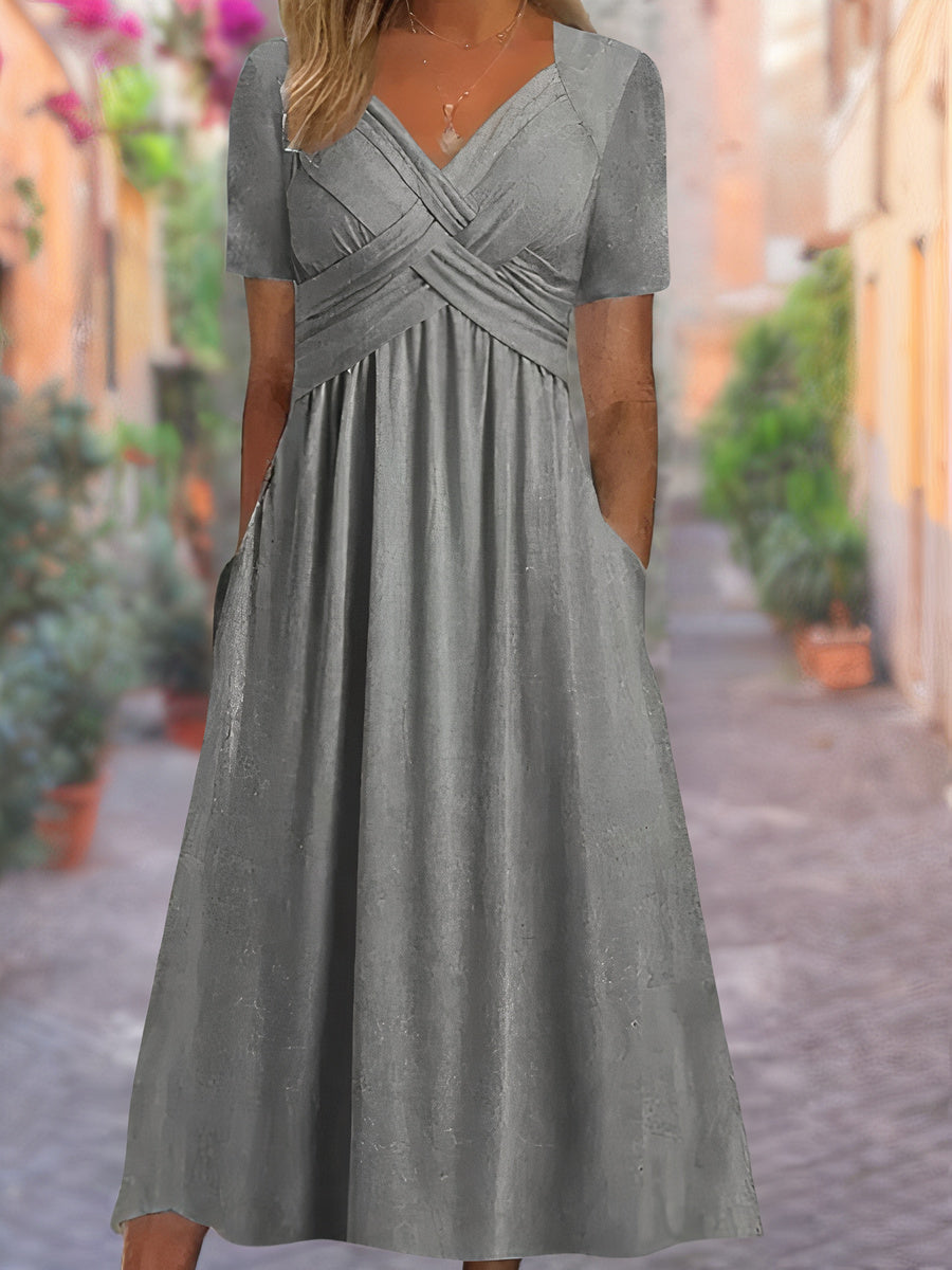 Elegant dame sommerkjole med V-hals. Lett, pustende stoff og avslappet passform, perfekt for varme sommerdager.