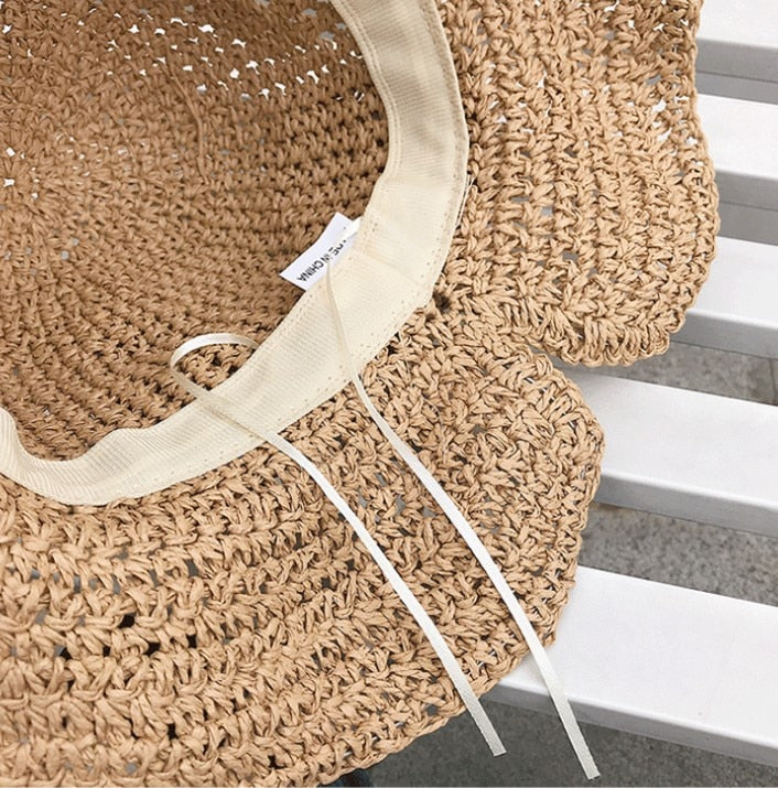 Dame sommerhatt med bred brem; perfekt for en avslappende dag på stranden eller ved bassenget.