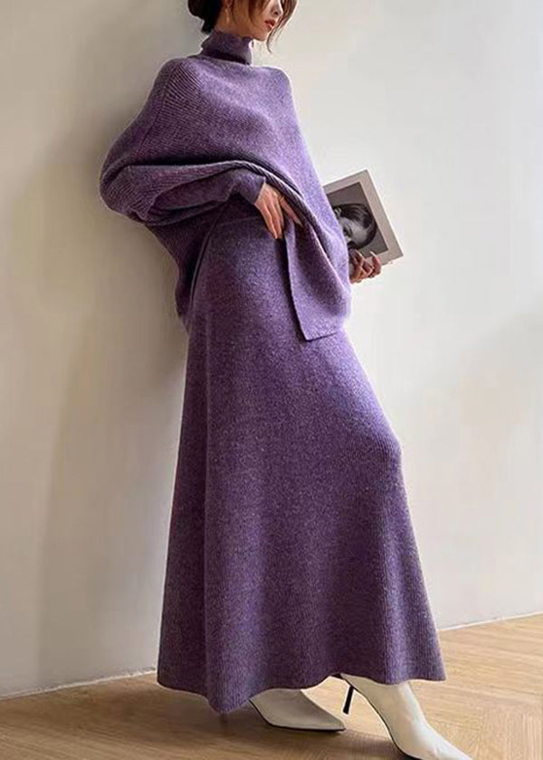 Komfortabelt dame strikkesett i todelt asymmetrisk design. Høyhalset for varme og elegant hverdagsstil.