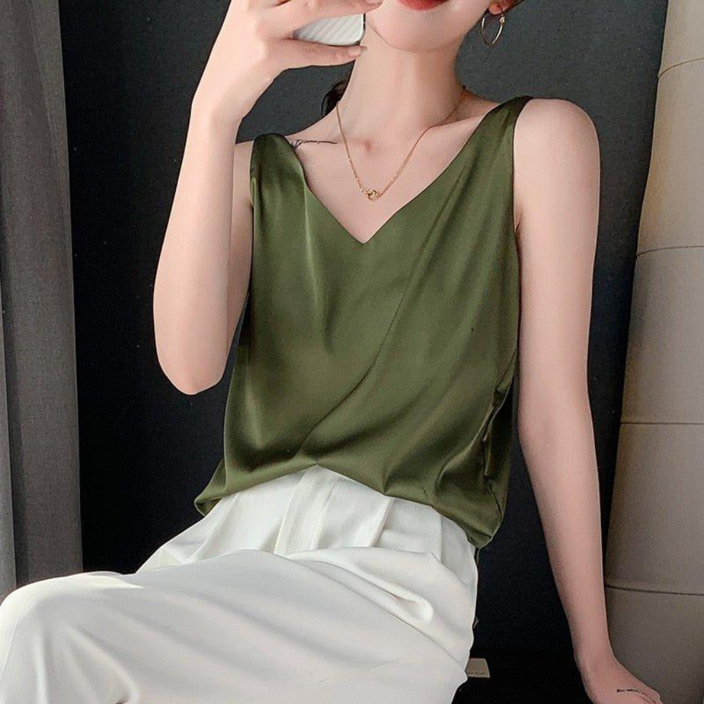 Elegant dame tanktopp med tynne stropper. Komfortabelt basisplagg for sommer og hverdag.