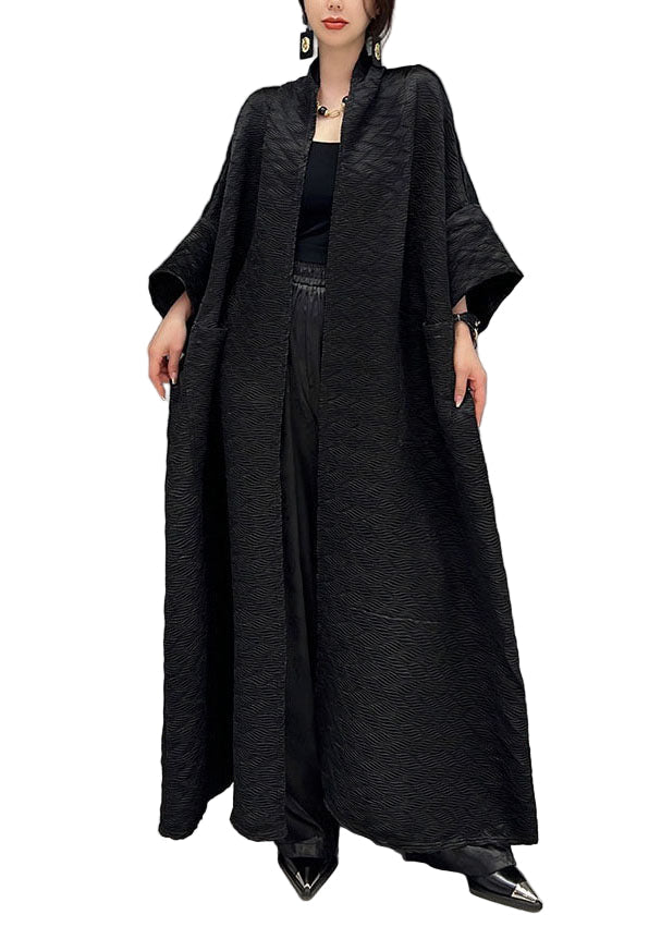 Elegant dame trenchcoat med romslige lommer. Perfekt høstfrakk for en moderne og stilfull look.