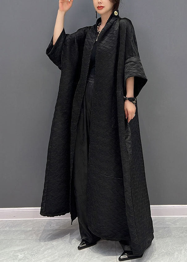 Moderne damejakke: Trenchcoat med romslige lommer og elegant snitt. Perfekt for høst og overgangsvær.