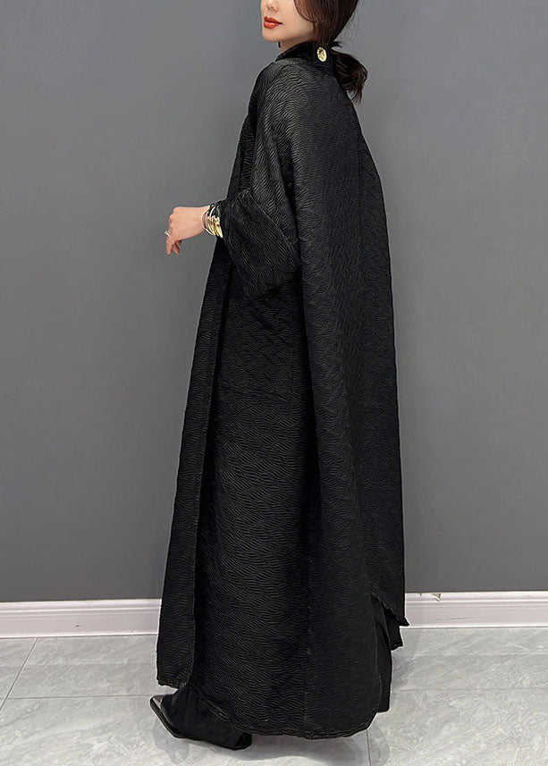 Elegant dame trenchcoat i klassisk design med funksjonelle, romslige lommer. En tidløs høstfrakk.