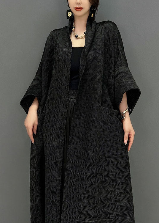 Trenchcoat for kvinner med moderne stil. Romslige lommer og elegant utforming gjør den til en must-have jakke.