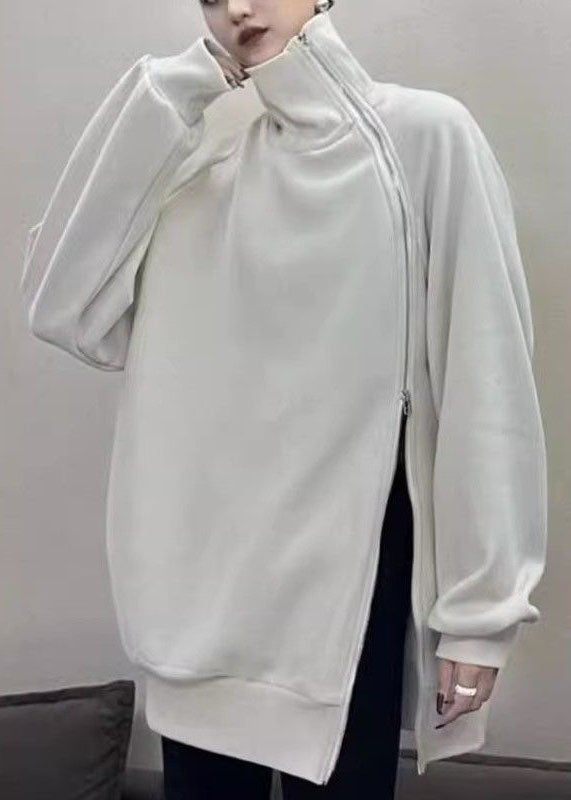 Moderne kvinnegenser med turtleneck og stilige åpne sider. Ideell for lagpålag og hverdagsbruk i høst.
