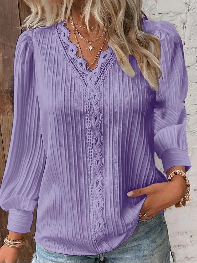 Trendy festtopp: V-hals skjorte med blonder, perfekt for en stilfull anledning.