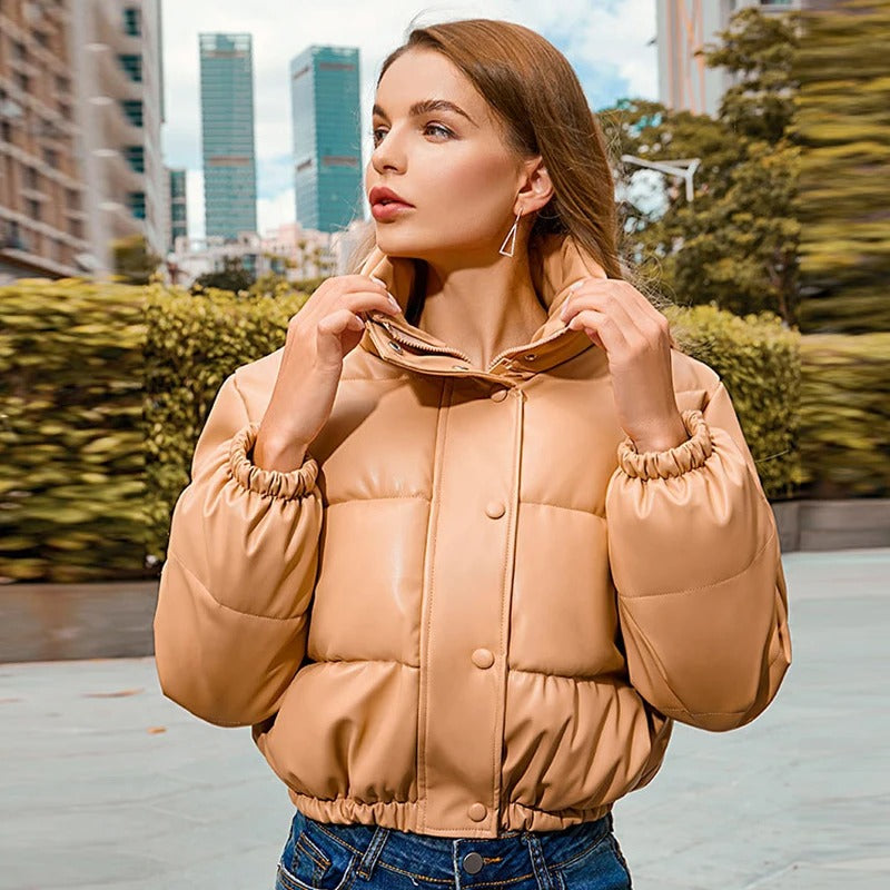 Trendy kort dame ytterjakke i skinnstil, perfekt for vinter og stil.