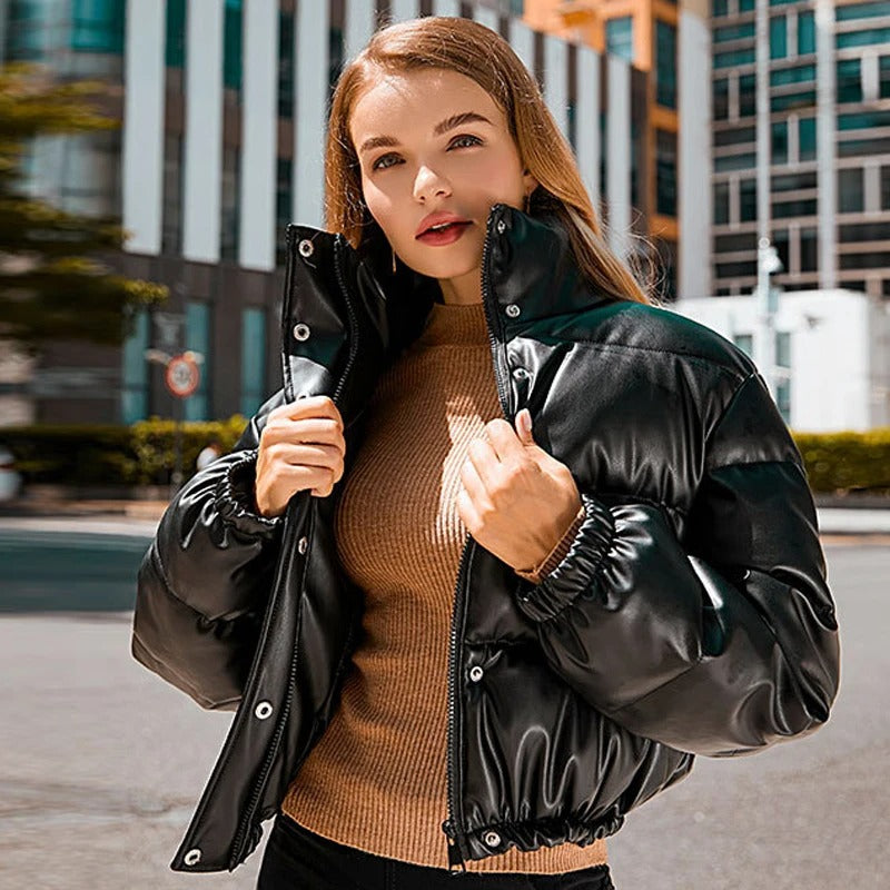 Motekåpe for dame: trendy vinterparkas med skinnstil for en chic look.