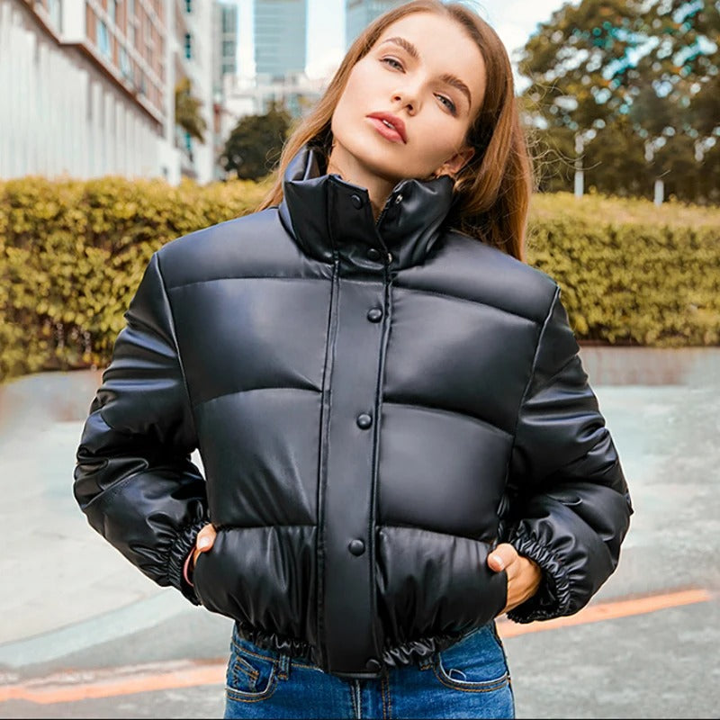 Elegant og varm dame vinterparkas i trendy skinnstil, kort modell.