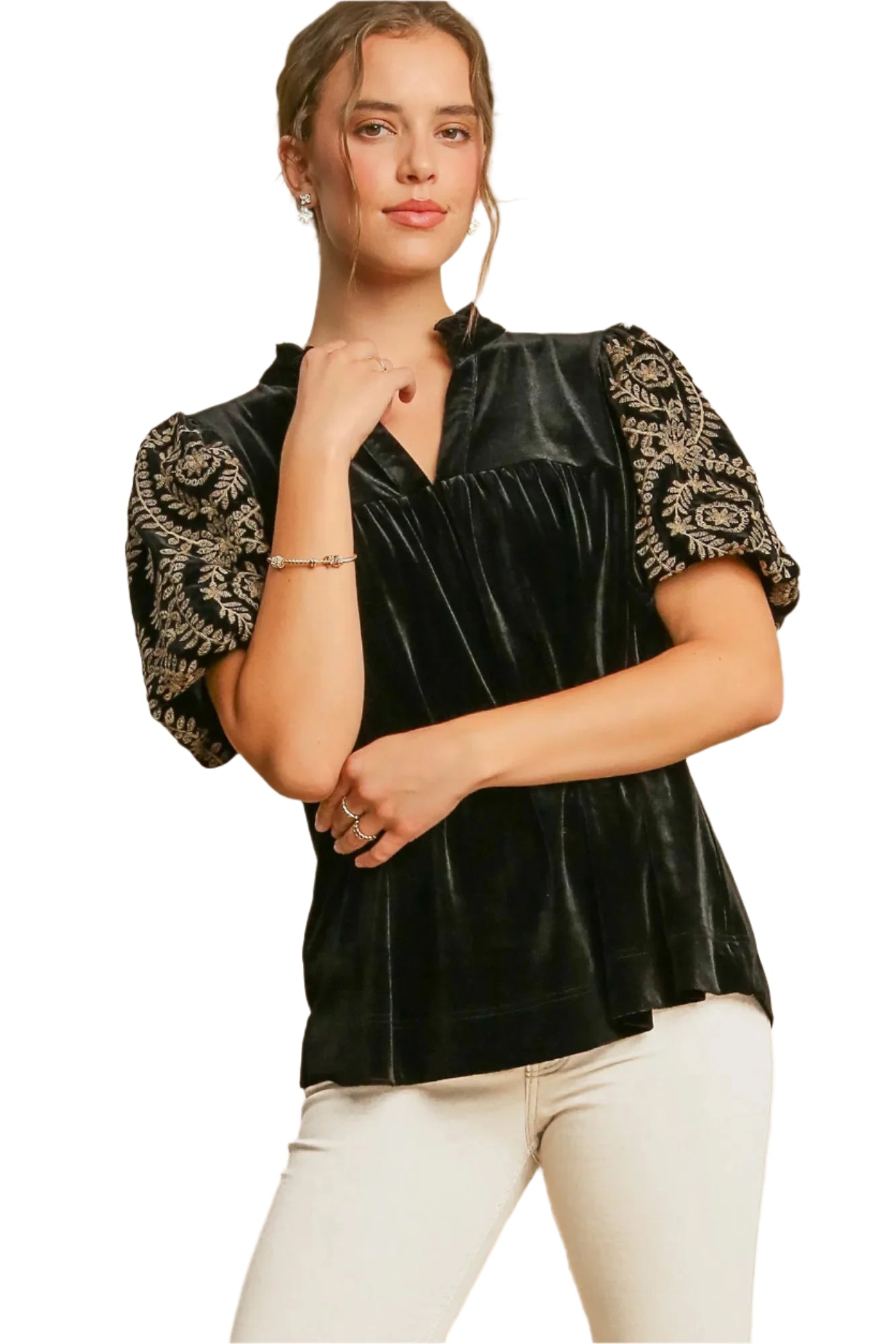 Elegant damebluse med broderte lange ermer. Passer til fest og hverdags, en stilren og moteriktig topp.