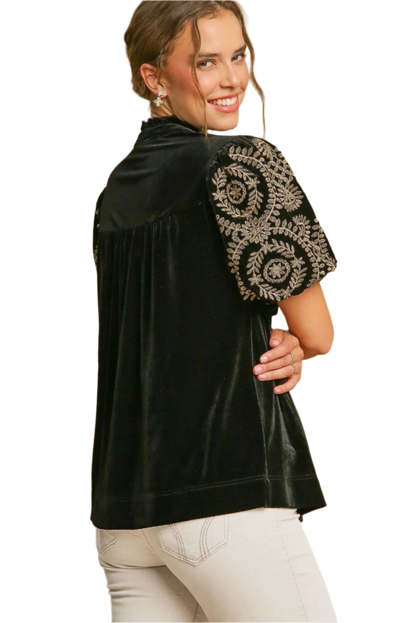 Allsidig langermet damebluse med vakre broderte ermer. Perfekt elegant topp for vår, høst og kvinnemote.