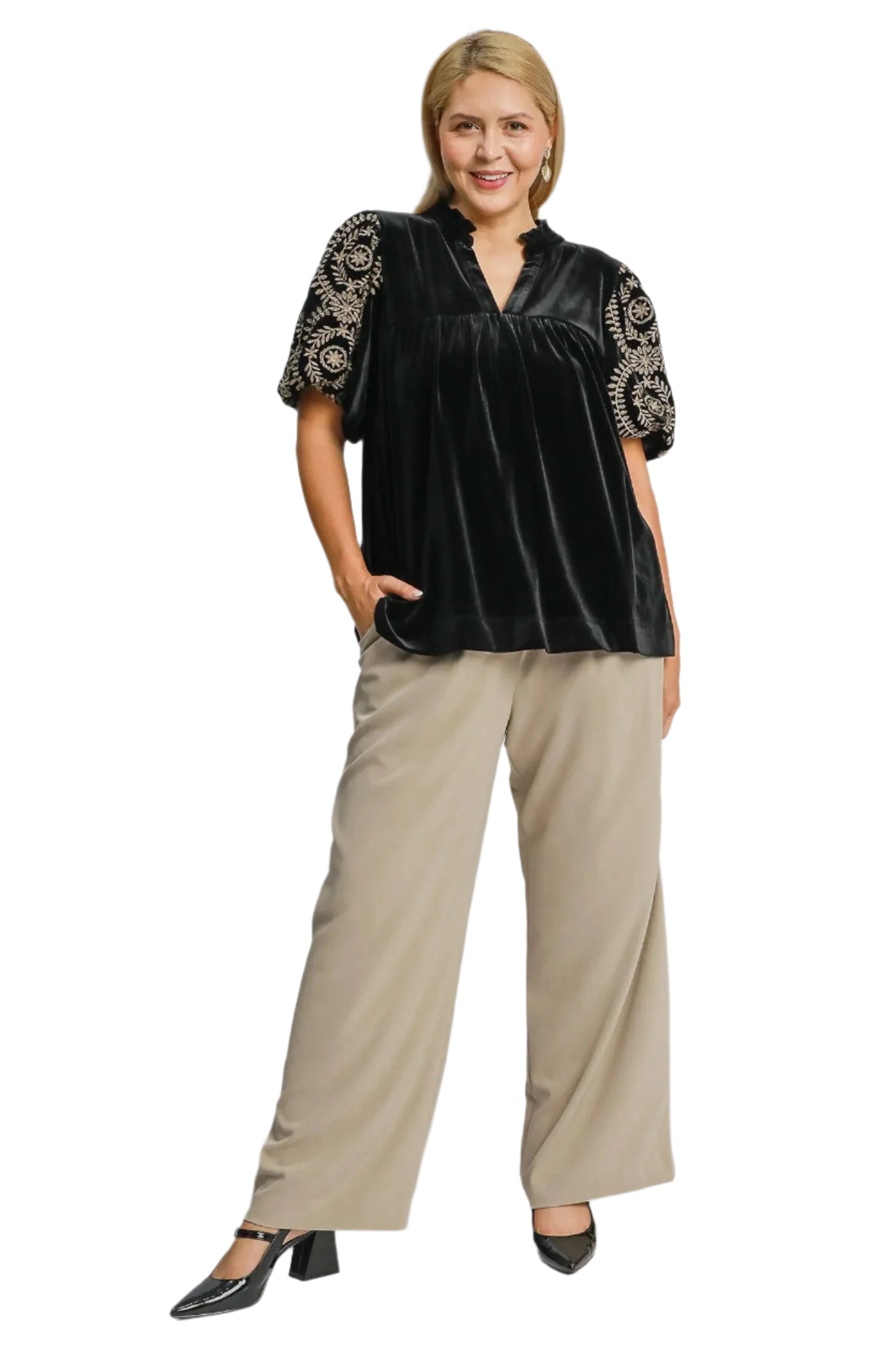 Modell iført elegant damebluse med broderte ermer. En perfekt festbluse eller stilfull hverdagsbluse.