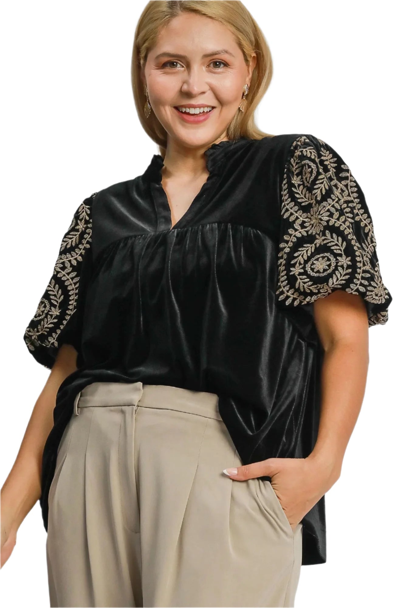 Komfortabel damebluse med elegante broderte ermer. En moteriktig og allsidig topp for vår og høst.
