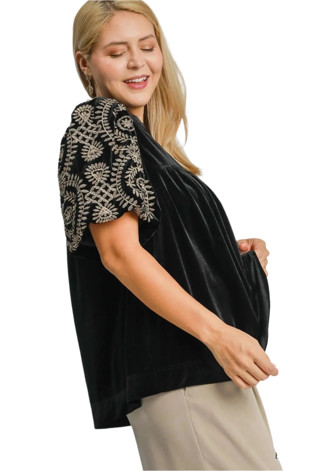 Damebluse med unike broderte ermer. Trendy og elegant topp som fremhever kvinnemote. Langermet design.