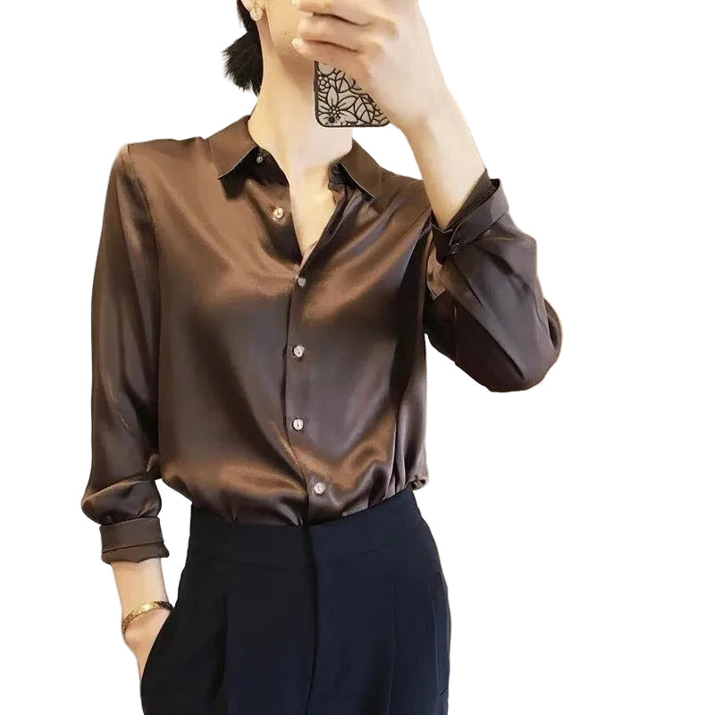 Elegant damebluse med knapper, tidløs stil for jobb og fritid. Klassisk langermet bluse for kvinner.