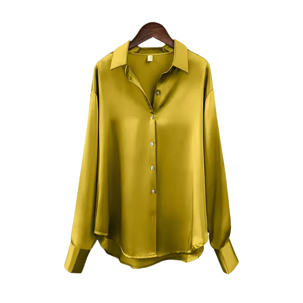 Detaljbilde av stofftekstur i elegant damebluse med knapper, fremhever kvalitet og komfort.