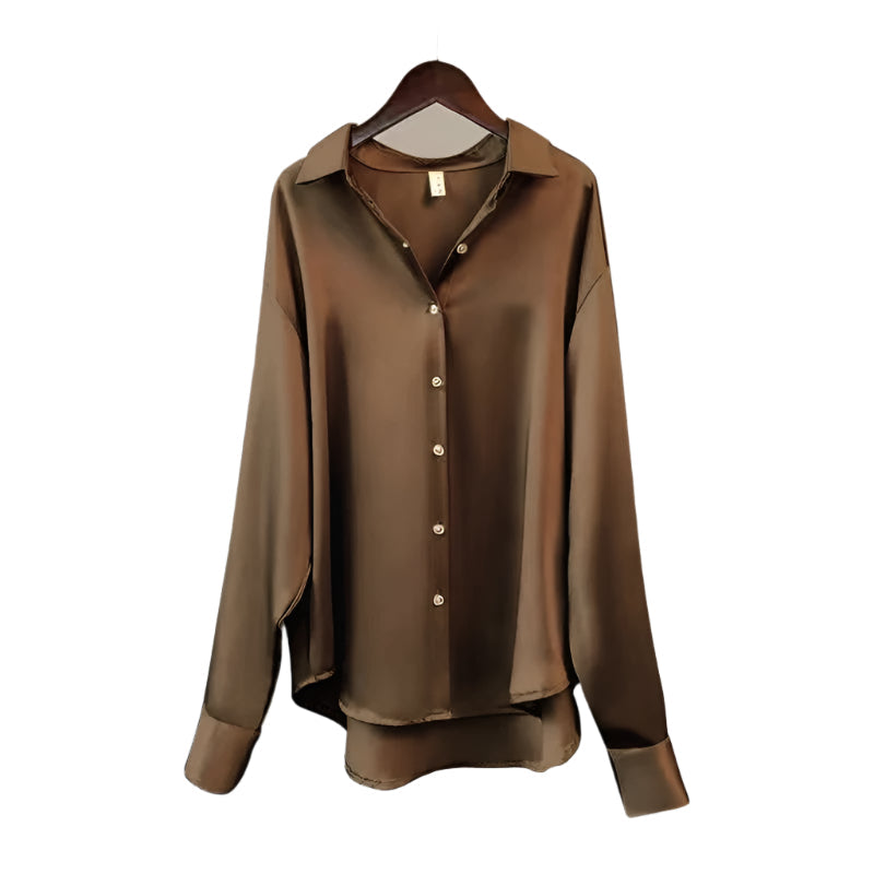 Nærbilde av knappestolpe og mykt stoff på elegant damebluse. Høy komfort og kvalitet for kvinner.