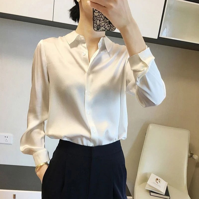 Kvinne iført elegant damebluse med knapper. Komfortabel langermet bluse, perfekt for hverdag og jobb.