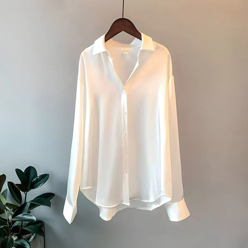 Damebluse med klassisk design og ledig passform, et must for motebevisste kvinner.