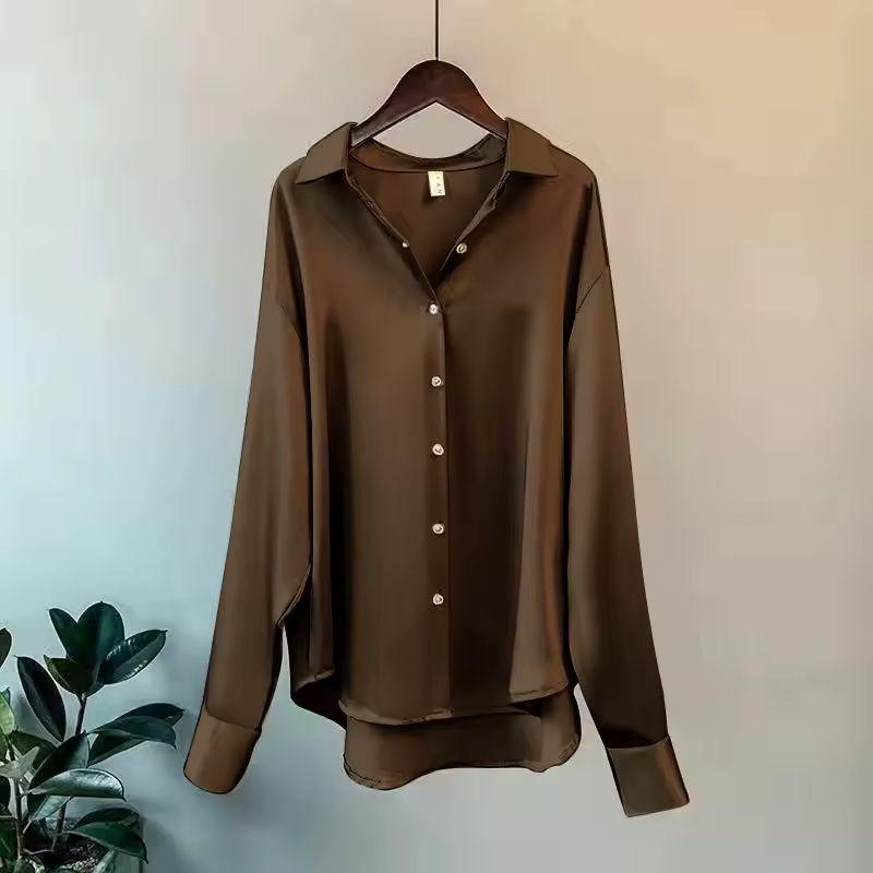 Stilig damebluse i klassisk stil med lange ermer, elegant for enhver kvinnes garderobe.