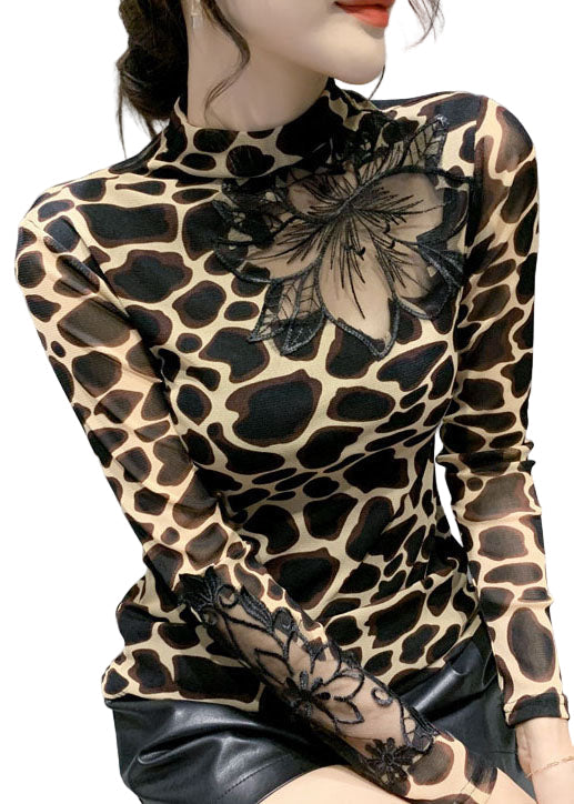 Elegant damebluse med leopardprint, trendy utskjæring og løs passform, perfekt for sommer.