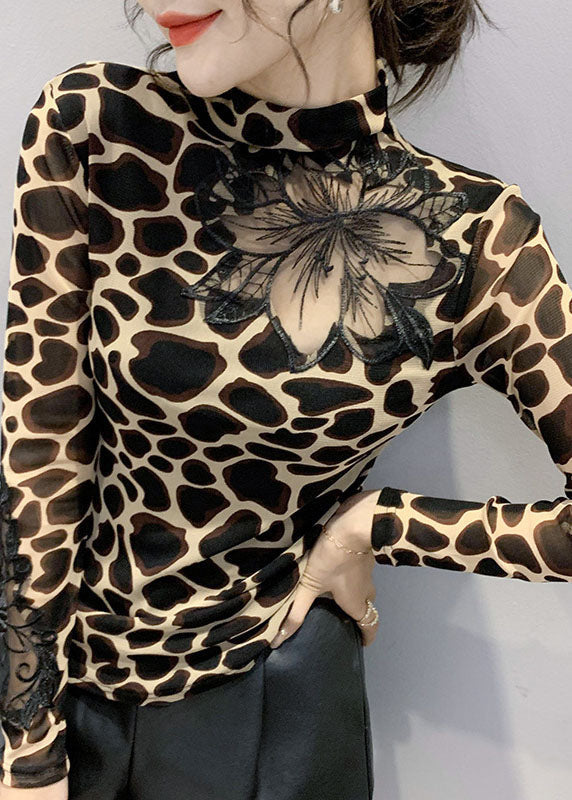 Nærbilde av trendy damebluse i leopardprint med stilig utskjæring, ideell for vår og sommer.