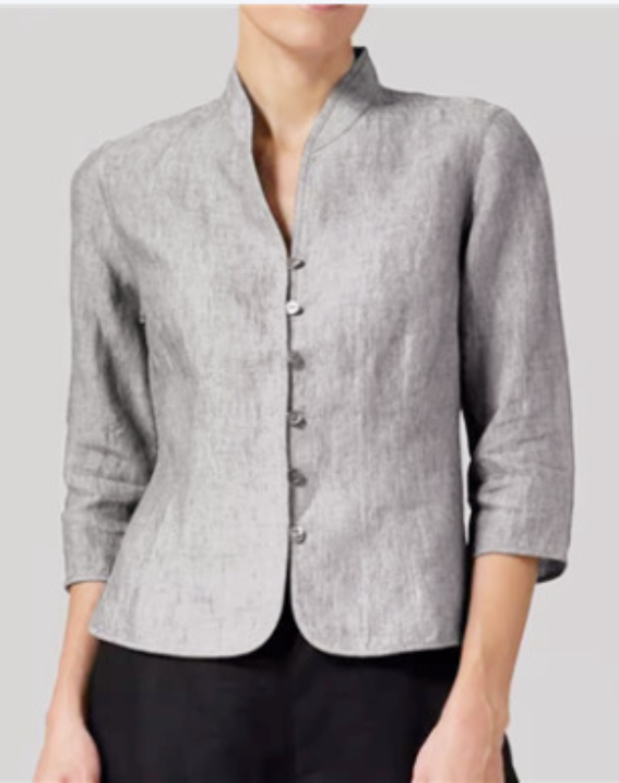 Komfortabel damebluse med moderne ståkrage. Allsidig trekvart erme bluse, passer til jobb eller fritid.