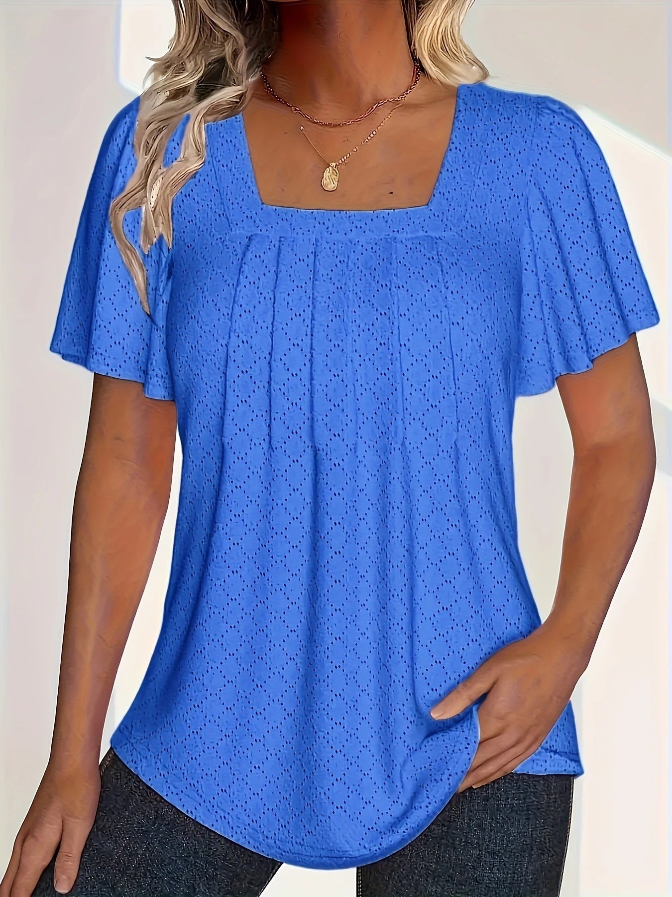 Allsidig damebluse med volanger og hulldetaljer. Elegant for kontoret, stilig for casual bruk. Langermet.