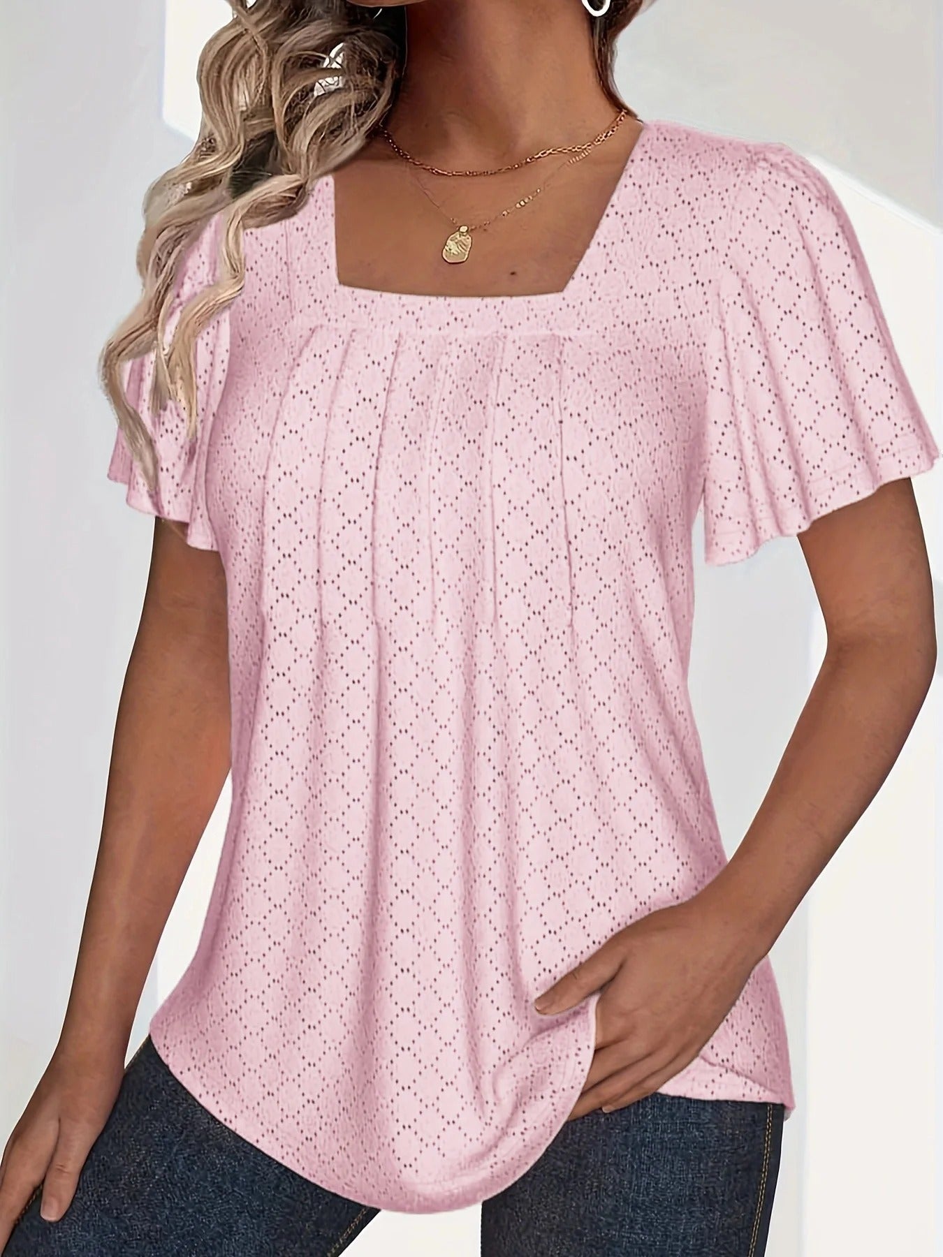 Teksturert damebluse med feminine hulldetaljer og volanger. Komfortabel langermet bluse for hverdags eleganse.