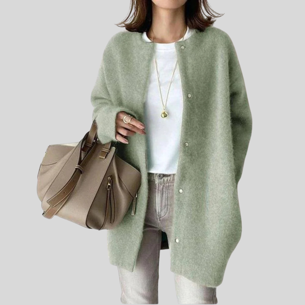 Trendy damecardigan for lag-på-lag, elegant strikkedesign, perfekt for høst- og vintermote.