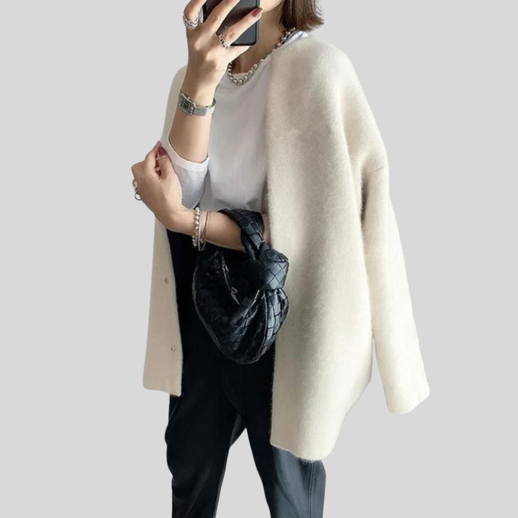 Allsidig og elegant damecardigan i strikk, perfekt for lag-på-lag. Komfortabel og stilig.