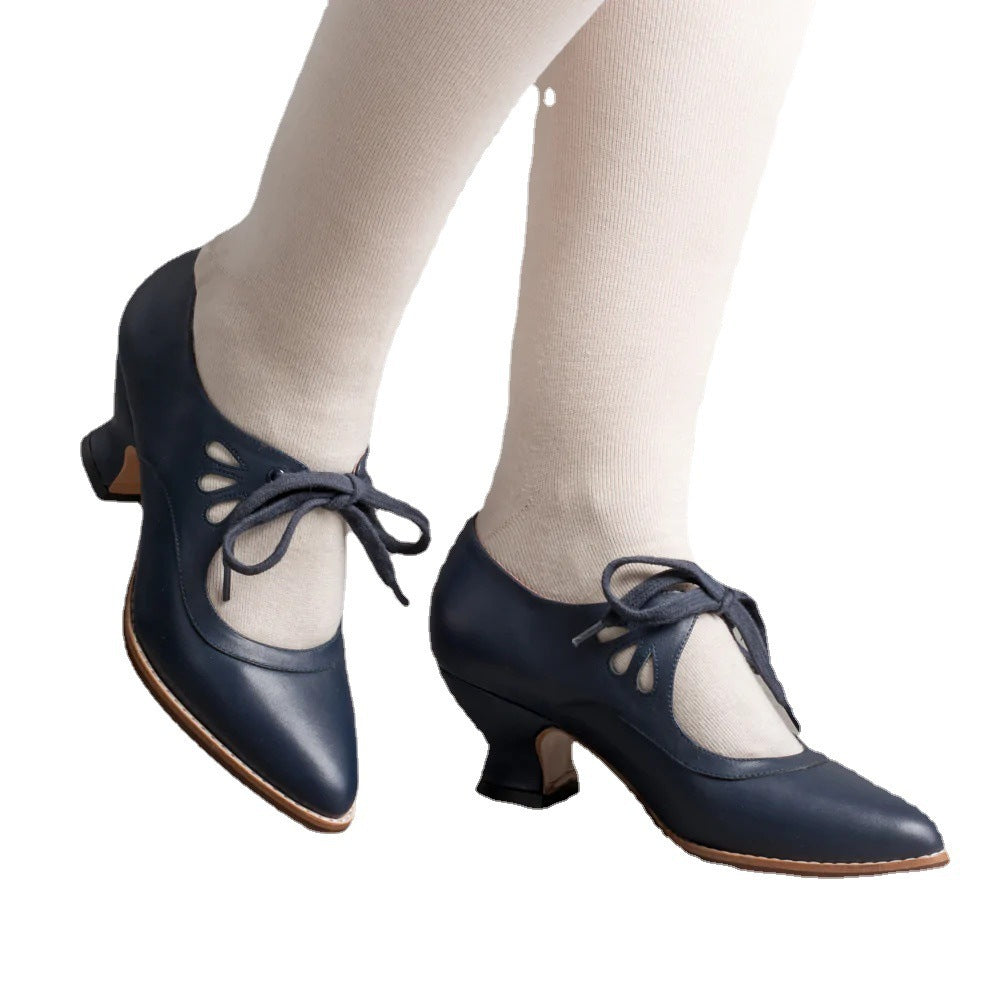 Klassiske høye hæler i kunstlær, for kvinner som søker elegant stil, komfort og sklisikkerhet.