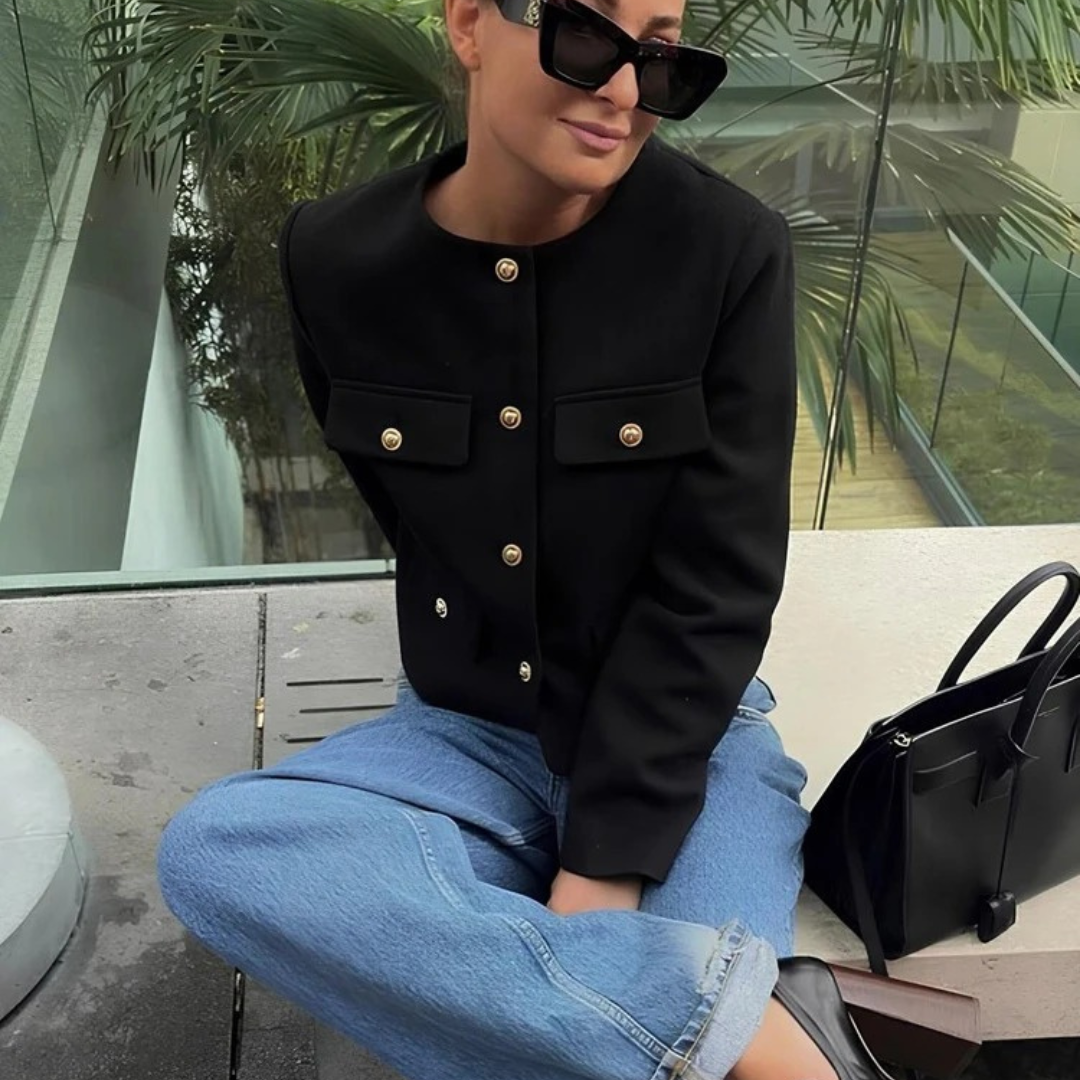 Raffinert damejakke med elegant revers. En allsidig motejakke og blazer for moderne kvinner.