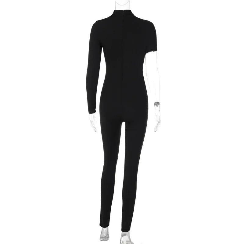 Detalj av elegant én-skulder damejumpsuit med trendy utskjæringsdesign og mykt, komfortabelt stoff.