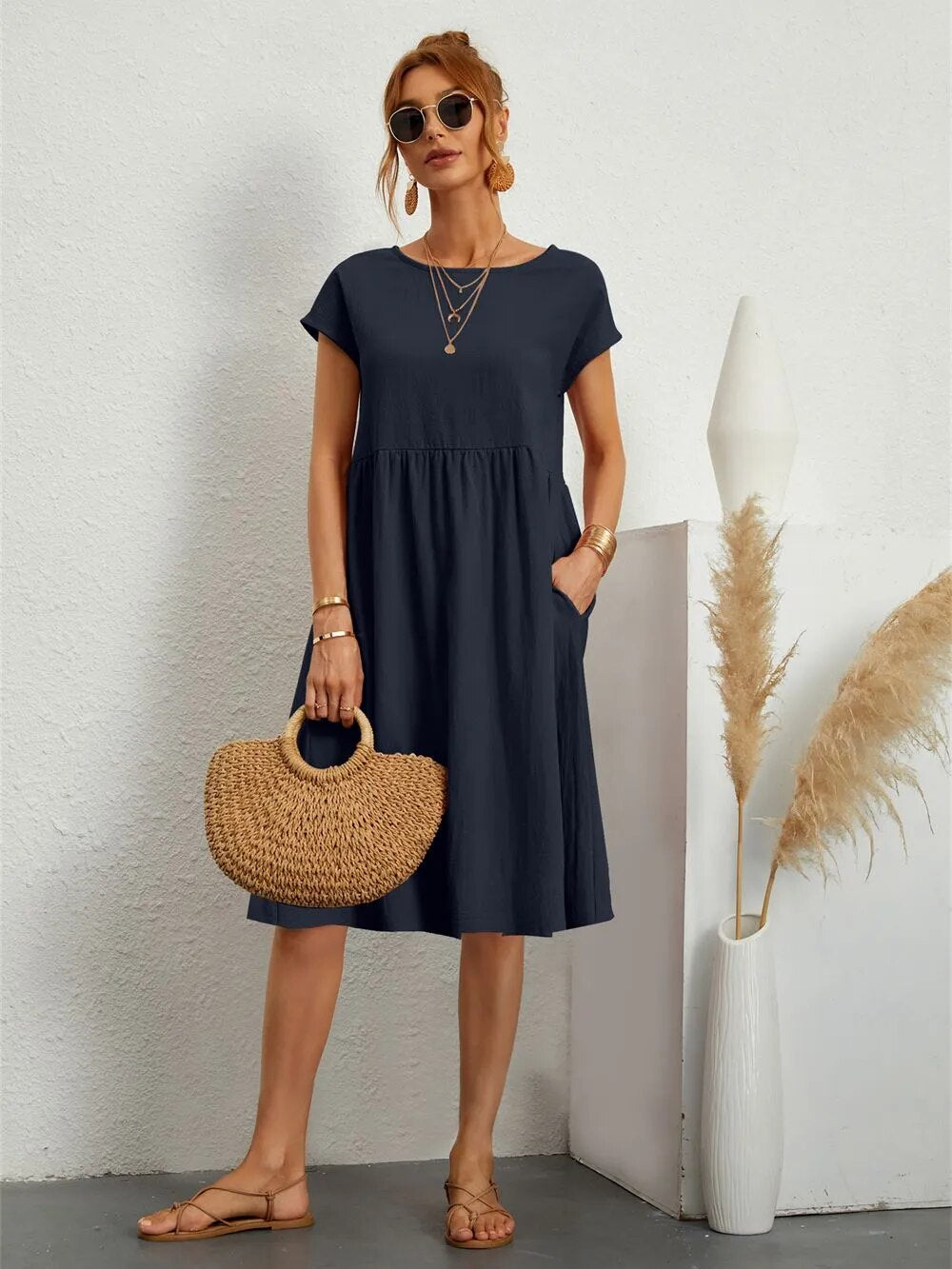 Elegant og allsidig damekjole, moderne design. Komfortabel kvinnekjole for fest og hverdag.
