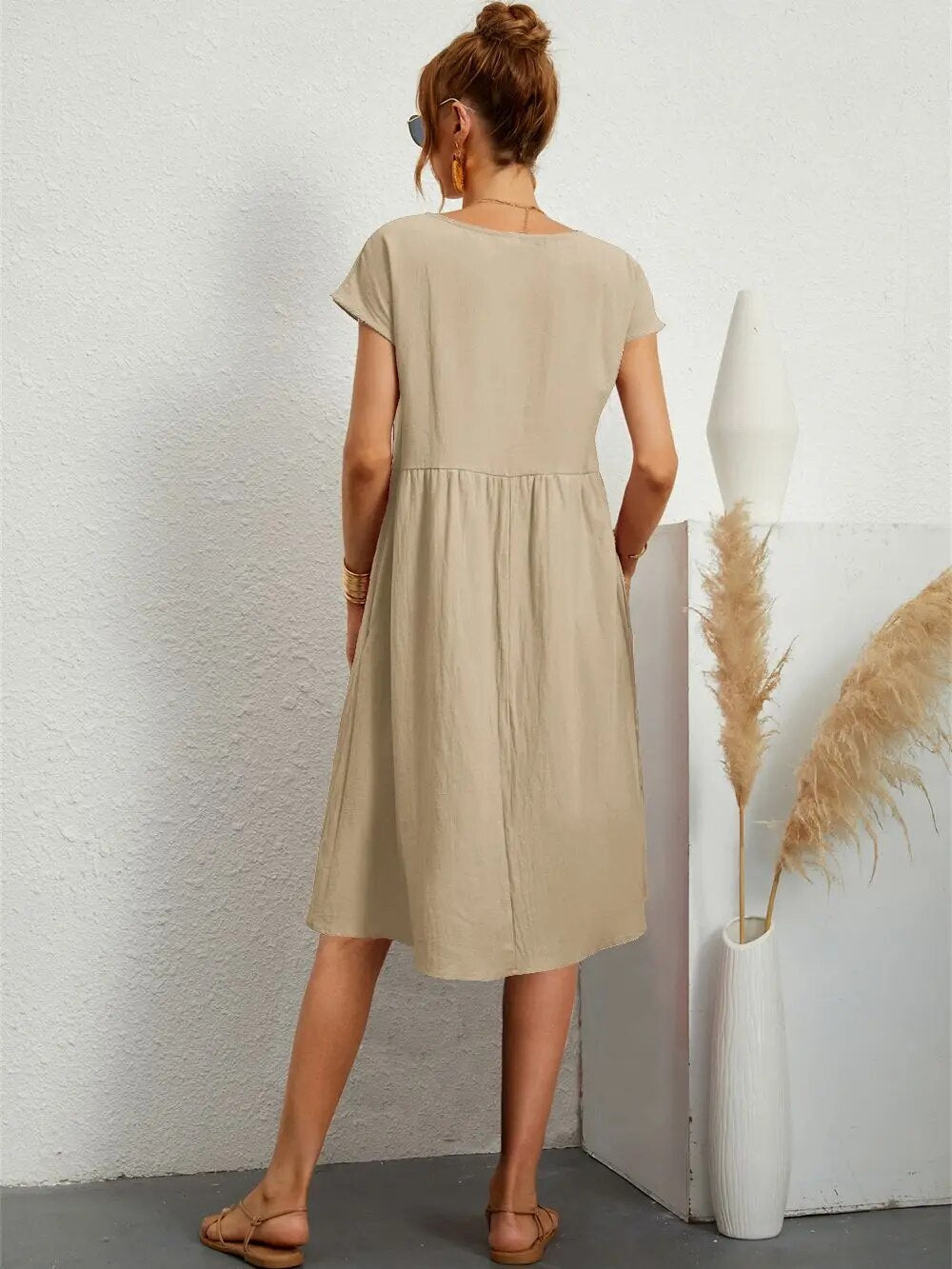 Damekjole i elegant design, moderne snitt. Allsidig og komfortabel for fest eller hverdag.
