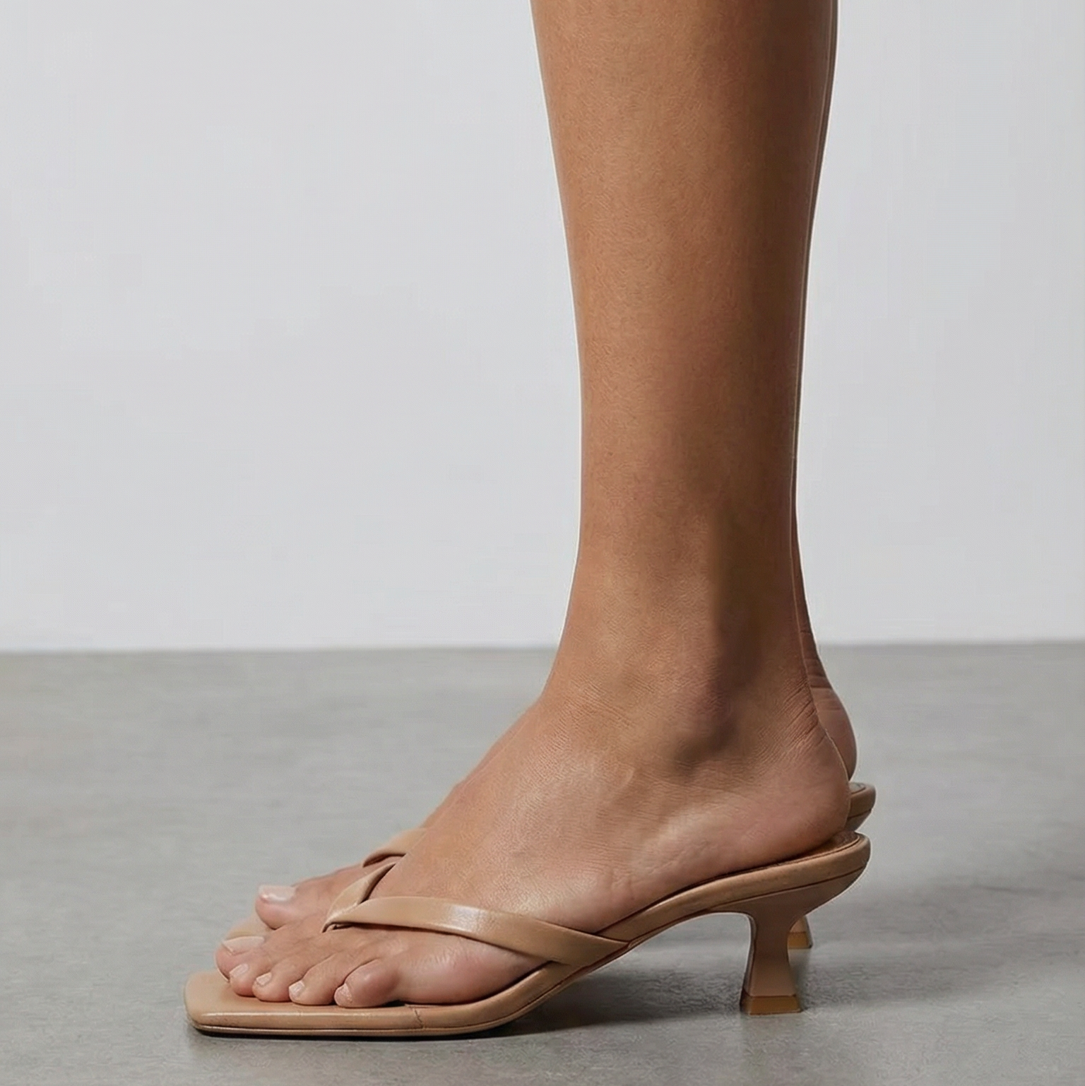 Elegant sommersandal WC2026 i gull med lav hæl. Komfortabel stroppesandal for solfylte dager.