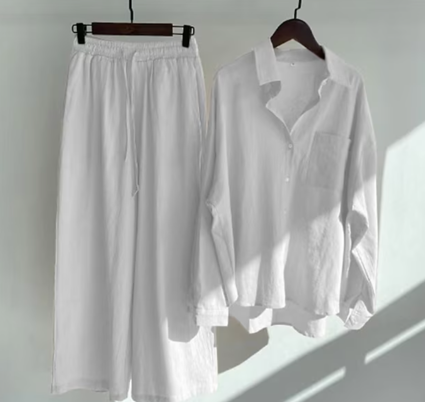 Moteriktig damesett med lang topp og matchende bukser for en komplett stil.