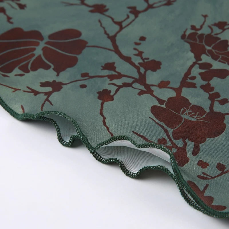 Dame midiskjørt med sjarmerende vintage blomstertrykk. Perfekt retrostil for vår og sommer.