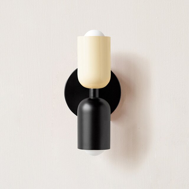 Veggbelysning: Moderne og dekorativ dobbel LED lampe. Perfekt for å skape atmosfærelys i stuen.