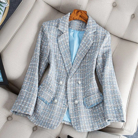 Stilfull blå dobbelspent blazer for kvinner, skreddersydd for en smart-casual og formell stil. Perfekt for kontoret.