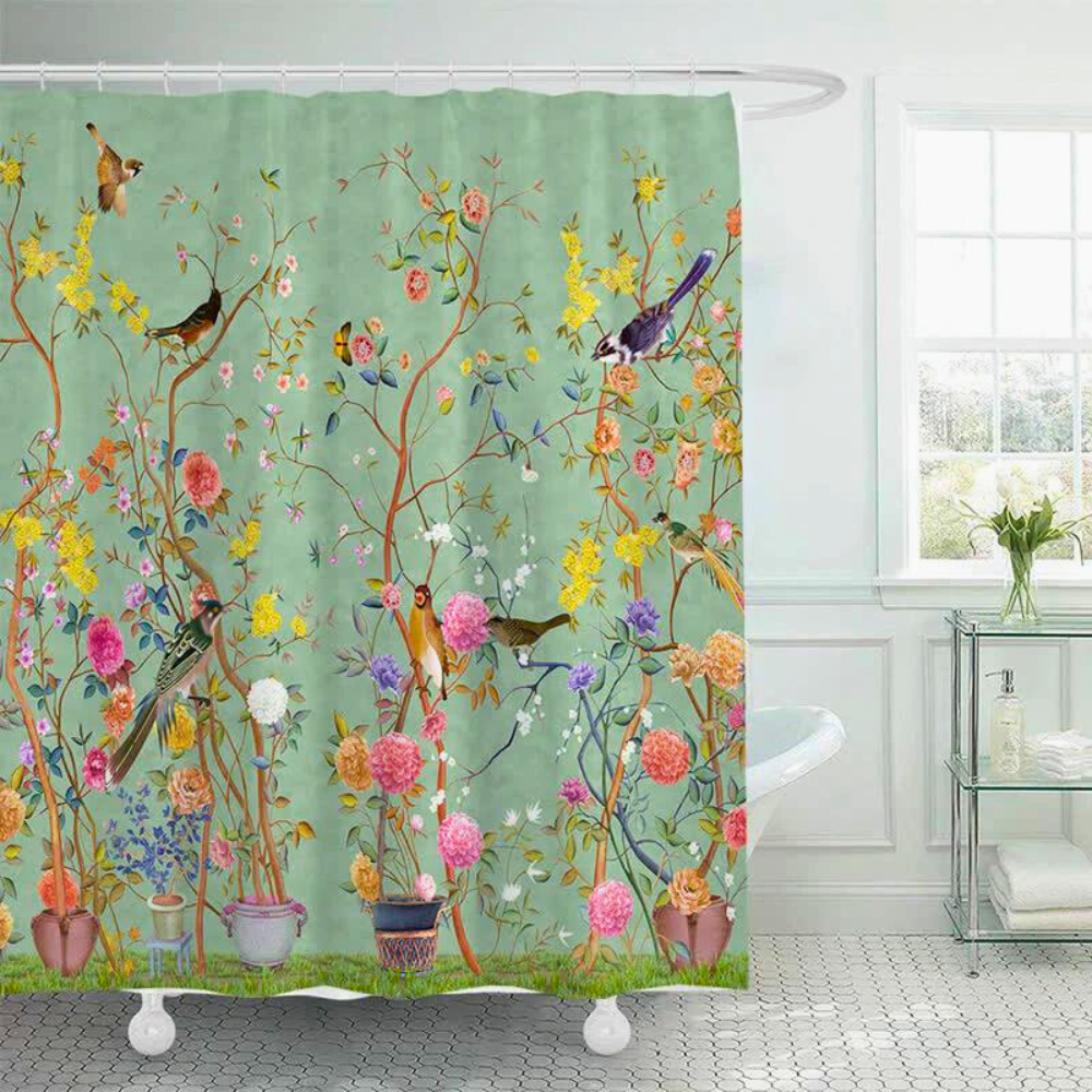 Naturinspirert dusjforheng med levende blomster og fugler. Vaskbart forfrisker baderommet med et elegant preg.